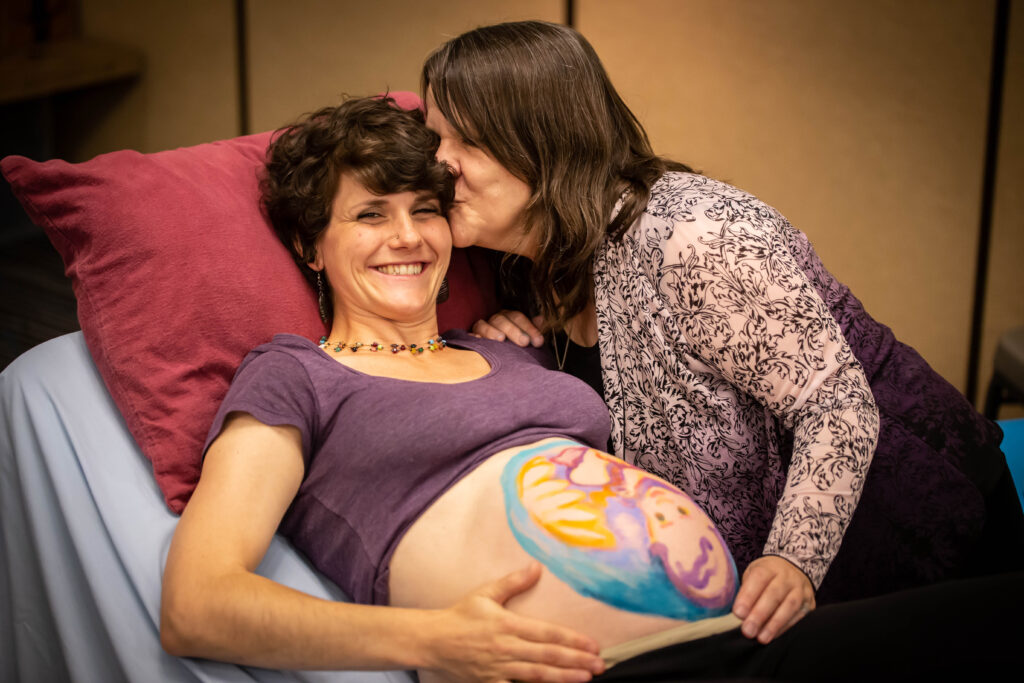 Belly painting of Paula Roufs and Gail kiss by Kristin TangenIMG_0798